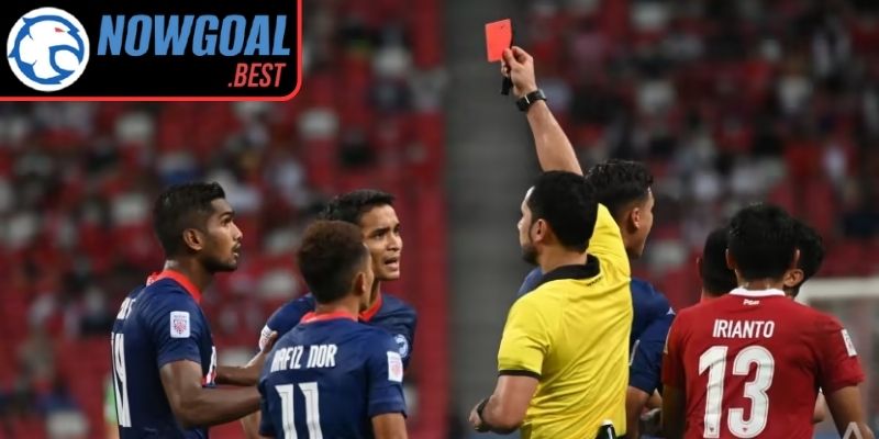 Khi thẻ đỏ hoặc chấn thương làm vỡ cấu trúc đội hình
